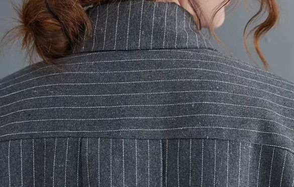 Robe en tissus rayé à revers fendus