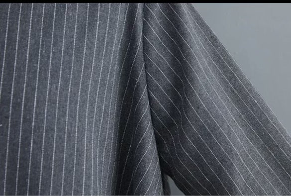 Robe en tissus rayé à revers fendus
