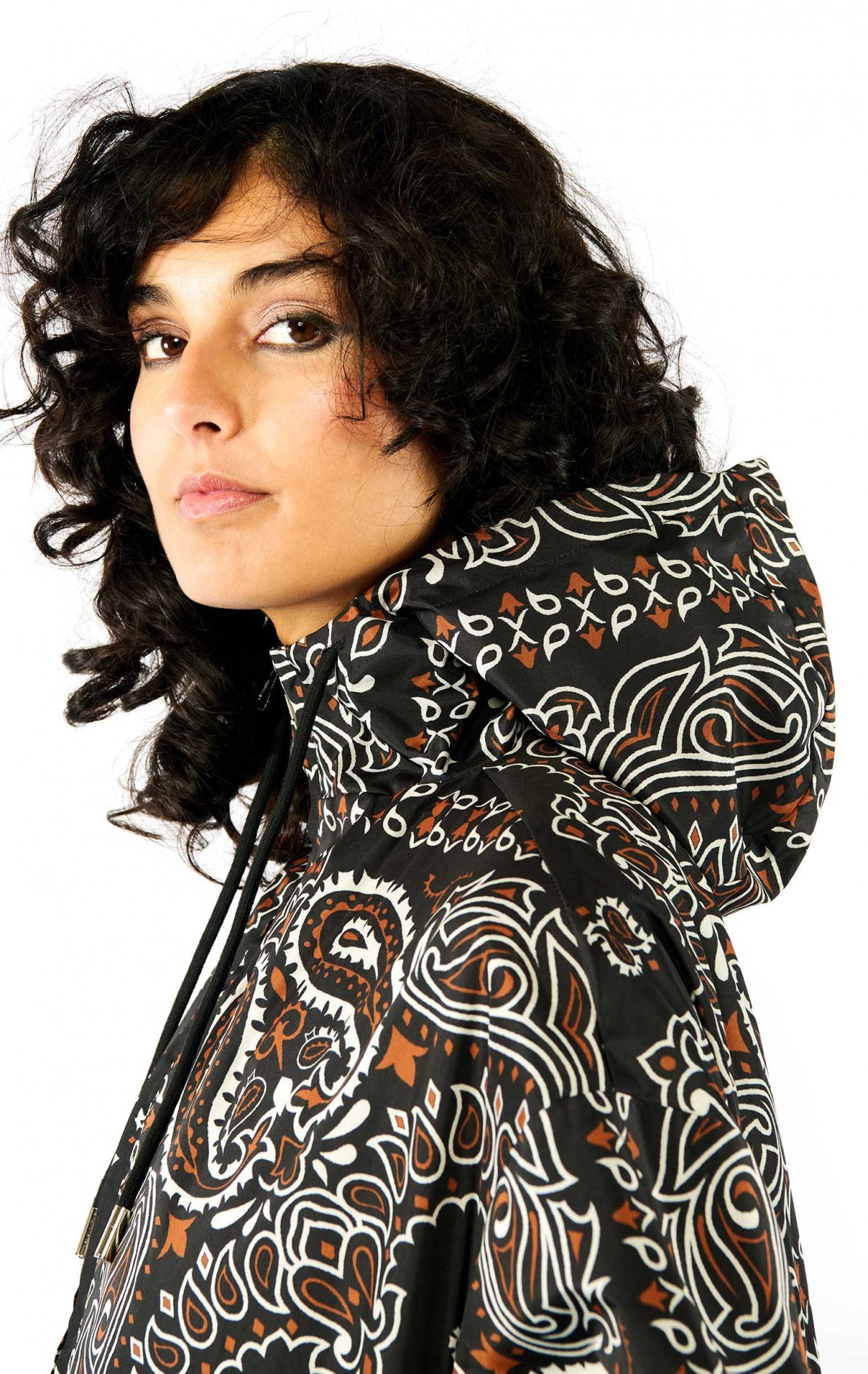 imperméable coupe ven SILVE wild capuche noir gros plan