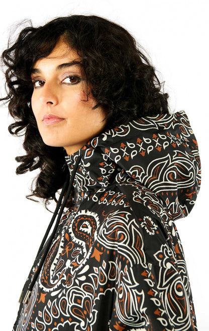 imperméable coupe ven SILVE wild capuche noir gros plan